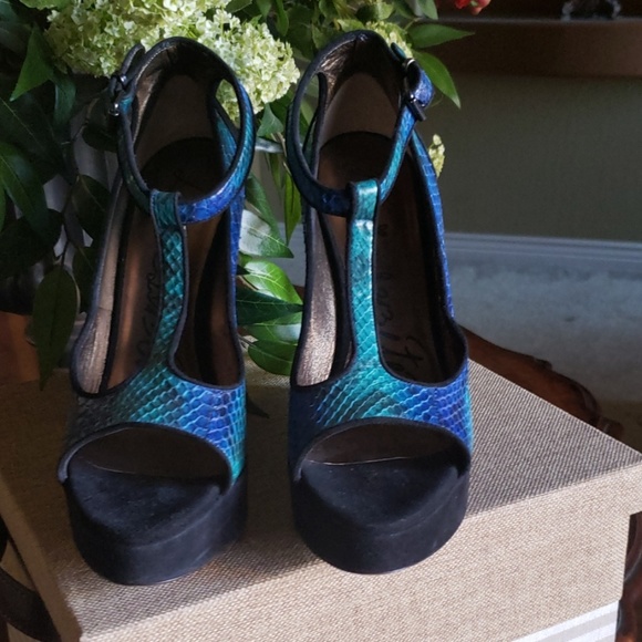 Shoes - Picture 2 of 8